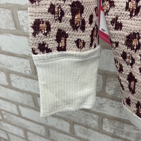 NEW Vince Camuto VNeck Leopard Print Sweater XS - Picture 6 of 6
